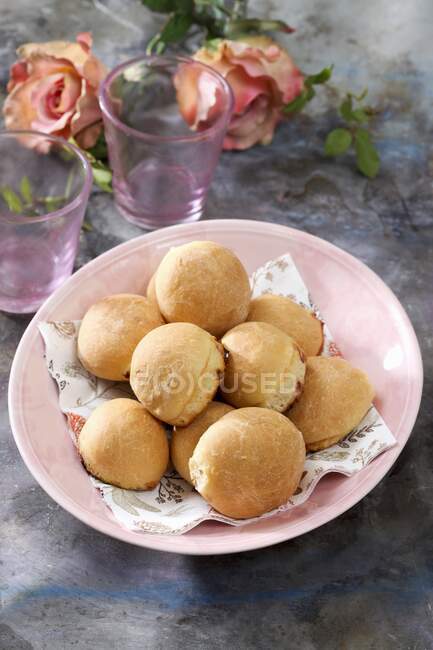 Baked ball-shaped doughnuts — Stock Photo