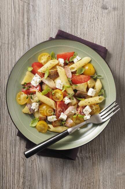 Mediterranean pasta salad with tomatoes, onions and feta — Stock Photo