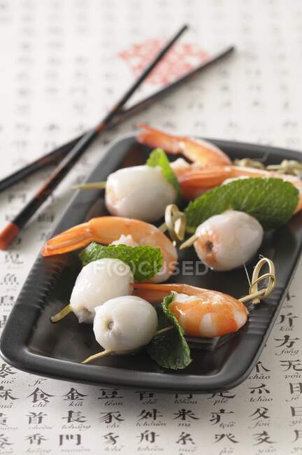 Prawns with lychees (Asia) — Stock Photo