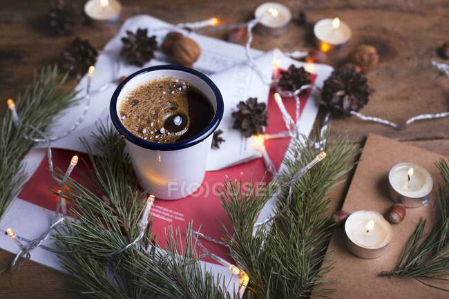 Café caliente con decoraciones de Navidad - foto de stock