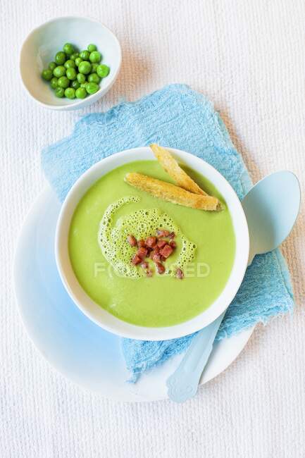 Pea soup with bacon — Stock Photo