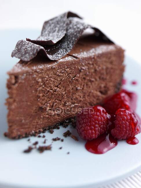 Close-up de deliciosa fatia de torta de chocolate — Fotografia de Stock