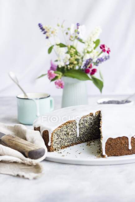 Piegusek (bolo de sementes de papoila, Polónia) com um esmalte de açúcar, fatiado — Fotografia de Stock
