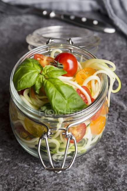 Zoodles (macarrão de abobrinha) em um frasco de vidro com tomates e manjericão — Fotografia de Stock