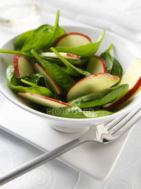 Espinafre e salada de maçã — Fotografia de Stock