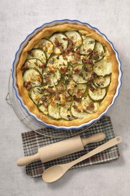 Cucumber tart with diced bacon — Stock Photo