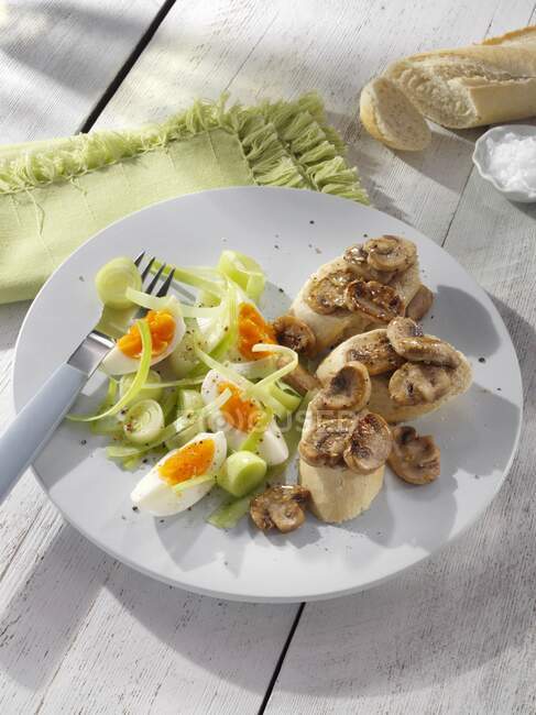 Leek egg salad with mushrooms and bread — Stock Photo
