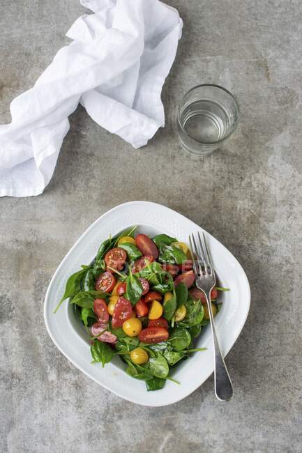 Baby-Spinat und Kirschtomaten-Salat — Stockfoto