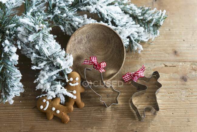 Gingerbread men and festive cookie cutters — Stock Photo
