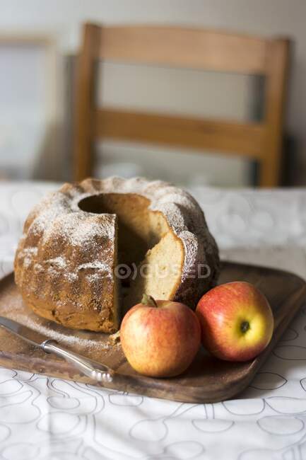Apple gugelhupf, sliced, on a wooden tray — Stock Photo