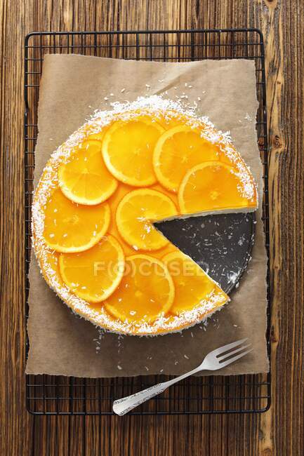Yogurt geletine cake with oranges — Stock Photo