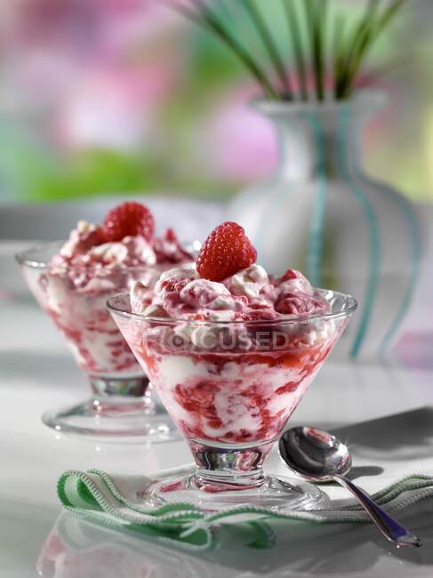 Two glasses of Eton mess fruit dessert — Stock Photo