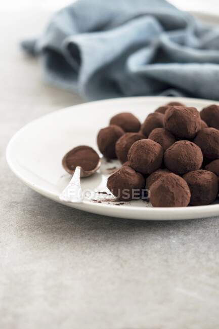 Close-up shot of delicious Chocolate Truffles Rolled in Cocoa — Stock Photo