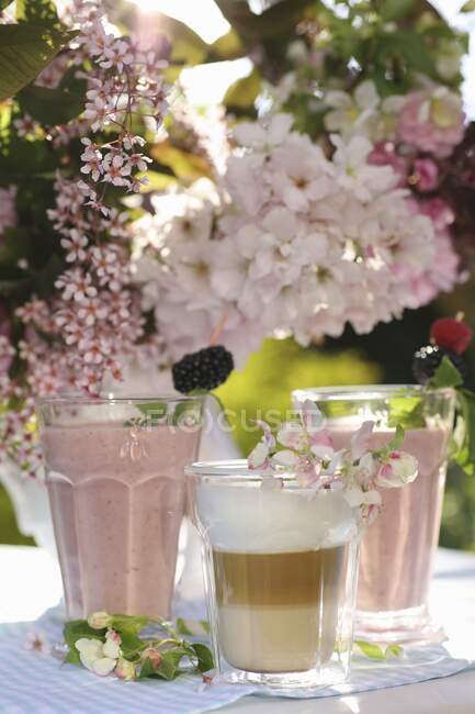 Café et cocktail de fraises dans le jardin — Photo de stock