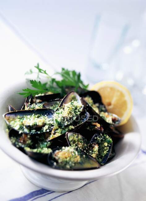 Mussels with herbs close-up view — Stock Photo
