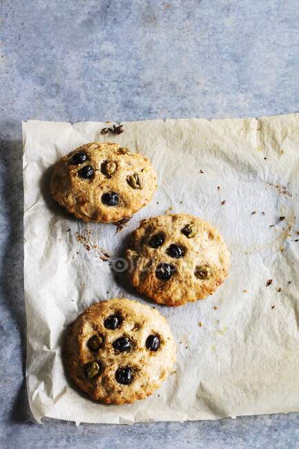 Olive biscuits on baking paper - foto de stock