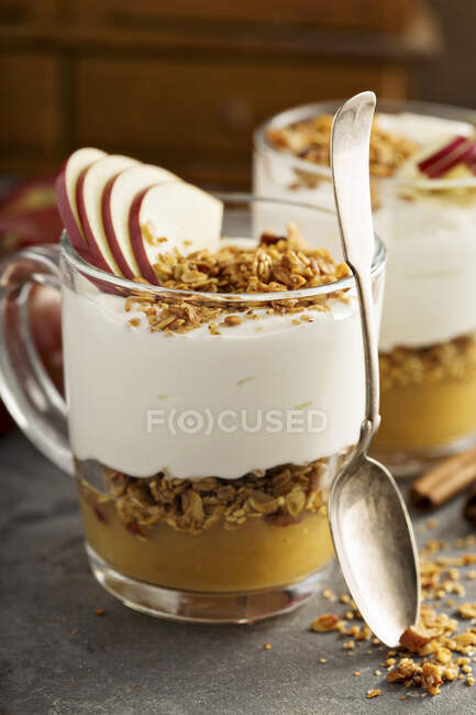 Geschichtetes Joghurt-Apfelmus-Parfait mit Müsli — Stockfoto