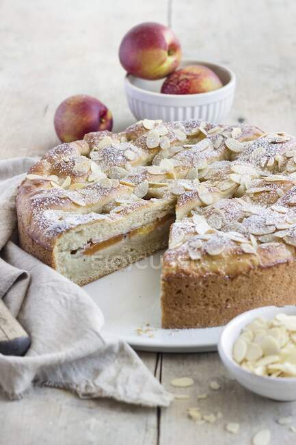 A summery nectarine cake made from quark oil dough and filled with vanilla pudding — Stock Photo