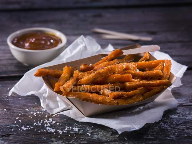 Sweet potatoes fries with barbecue sauce — Stock Photo