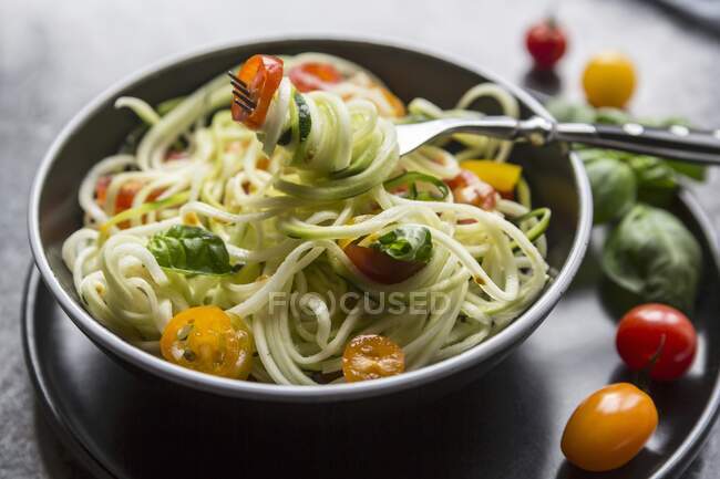 Zoodles (tagliatelle di zucchine) con pomodori e basilico — Foto stock