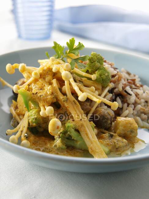 Une assiette de curry de légumes — Photo de stock