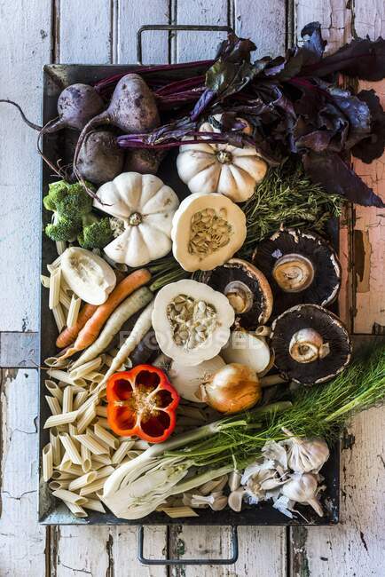 Zutaten für die Suppe - Gemüse, Nudeln und Pilze — Stockfoto