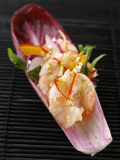 Crevettes dans l'apéritif canape radicchio feuille — Photo de stock
