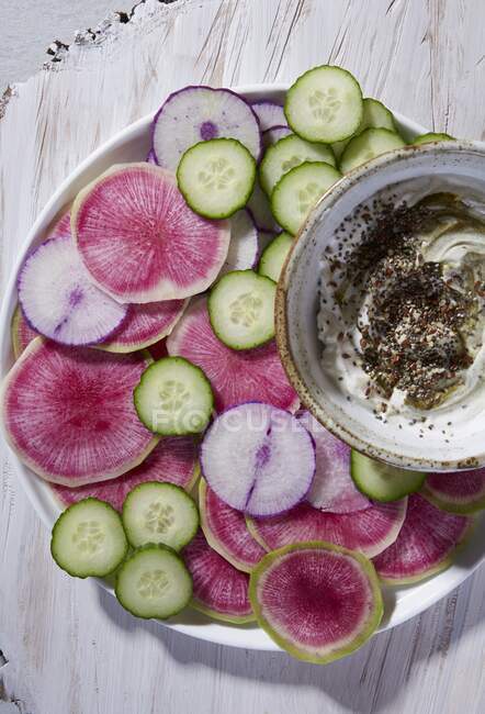 Carpaccio de radis pastèque et de concombre avec trempette au yaourt — Photo de stock