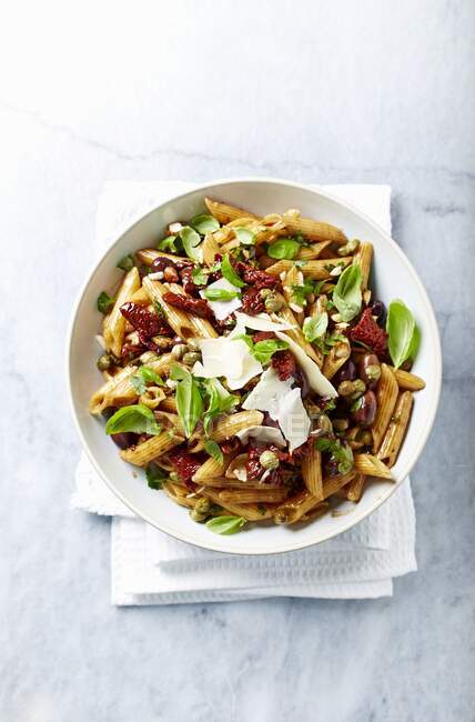 Pasta salad with dried tomatoes, almonds and balsamic vinagar-mustard dressing — Stock Photo