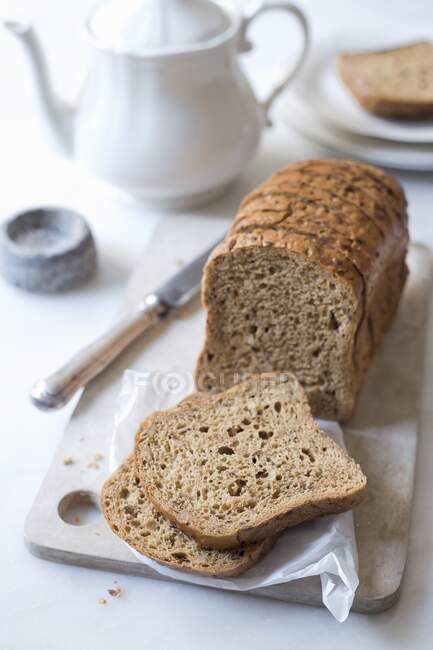 Pane affettato su un tagliere — Foto stock