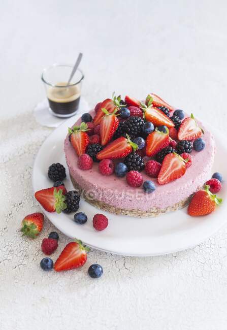 Summery quark cake with berries — Stock Photo