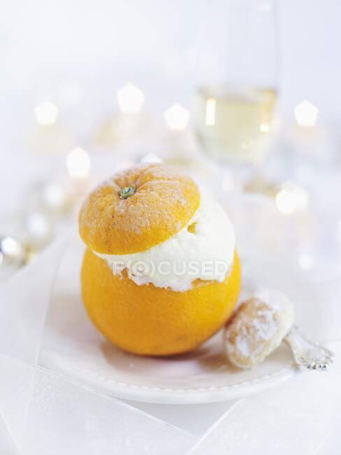 Eine Orange gefüllt mit Eis — Stockfoto