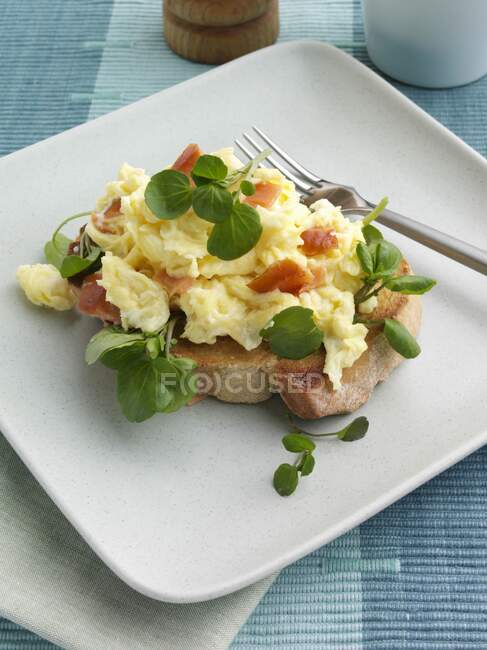 Редакторская еда из яиц — стоковое фото