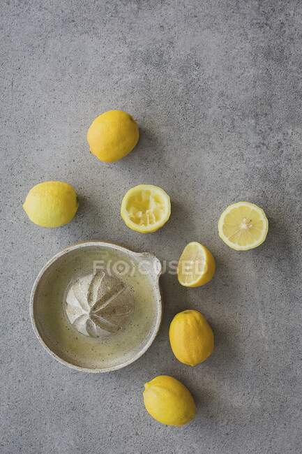 Juicing homegrown organic lemons — Stock Photo