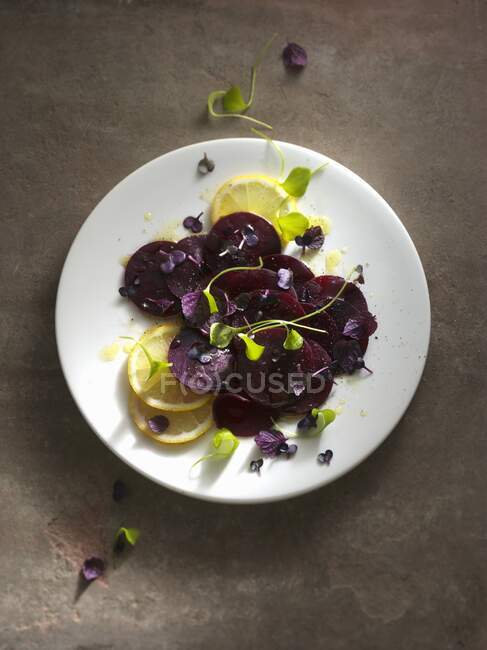 Beetroot salad with lemon — Stock Photo