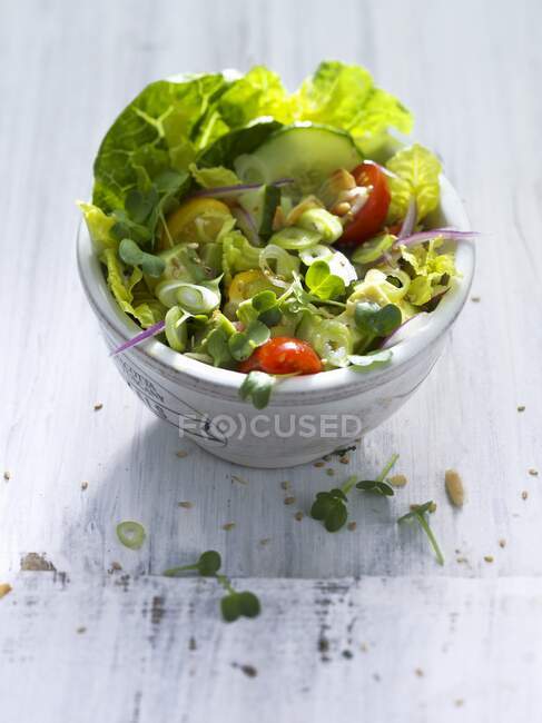 Lettuce with tomatoes, cucumber and lemon dressing — Stock Photo