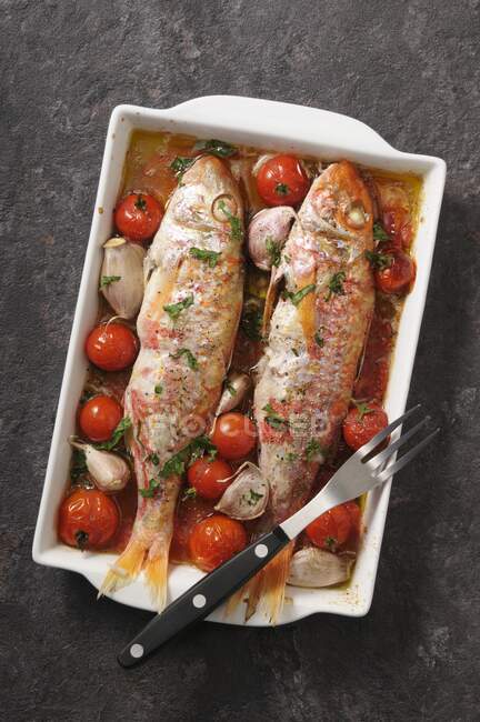 Red mullets stuffed with cherry tomatoes and garlic — Stock Photo
