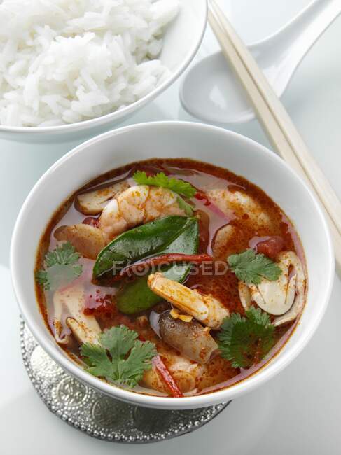 Un tazón de sopa de mariscos tailandeses Tom Yam - foto de stock