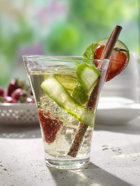 A glass of Pimms number one in a garden setting — Stock Photo