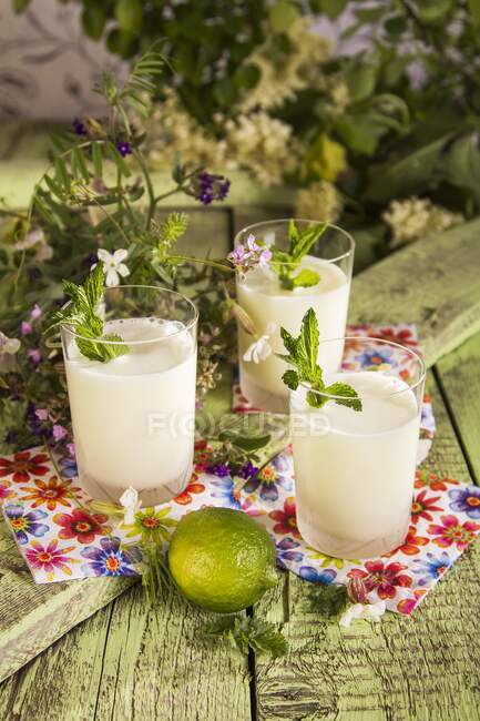Brazilian lemonade with condensed milk — Stock Photo