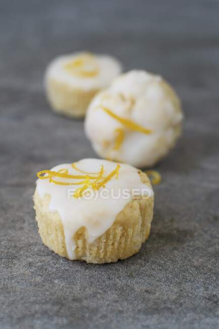 Mini Lemon Cupcakes with icing and zest — Stock Photo
