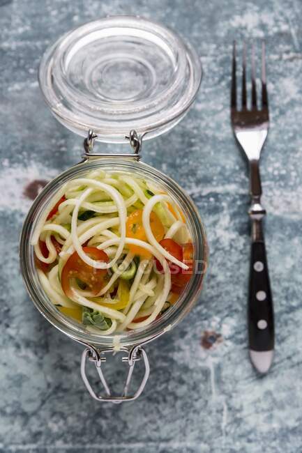 Nudeln (Zucchini-Nudeln) im Glas mit Tomaten und Basilikum — Stockfoto