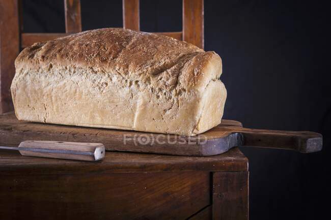 Pão de coco assado em uma tábua de cortar — Fotografia de Stock