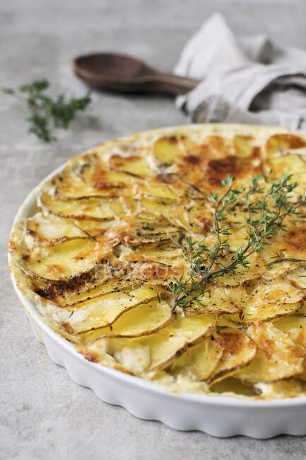 Potatoes au gratin with thyme — Stock Photo