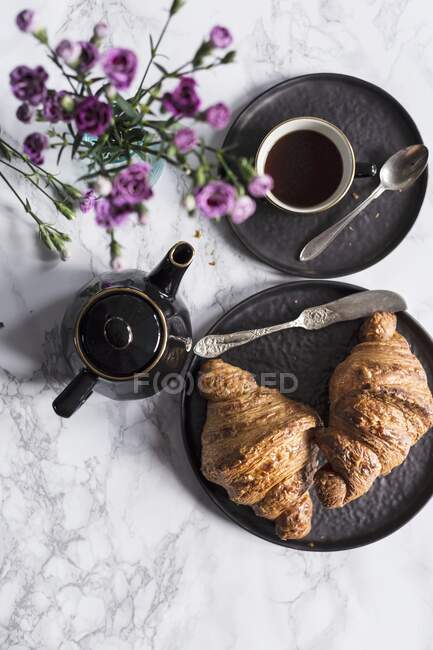 Close-up shot of Croissants, coffee and flowers - foto de stock