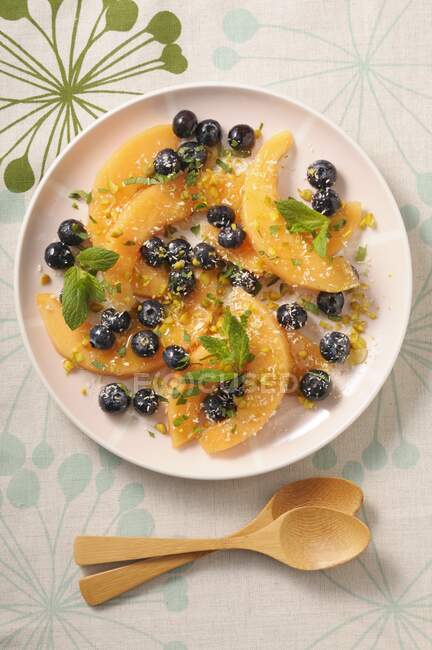 Ein Melonensalat mit Blaubeeren und Minze — Stockfoto