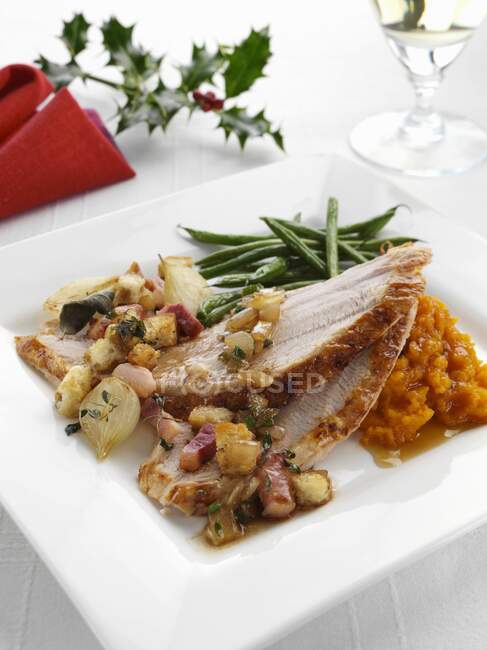 Roast turkey slices with stuffing and carrot puree — Stock Photo