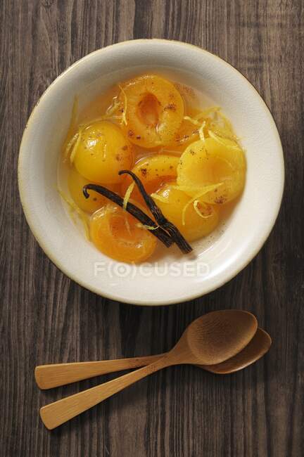 Apricot compote with vanilla and lemon — Stock Photo