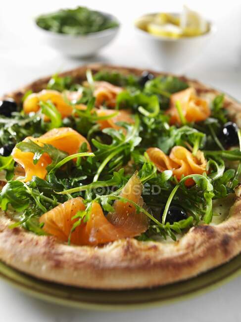 Salmon pizza with arugula — Stock Photo