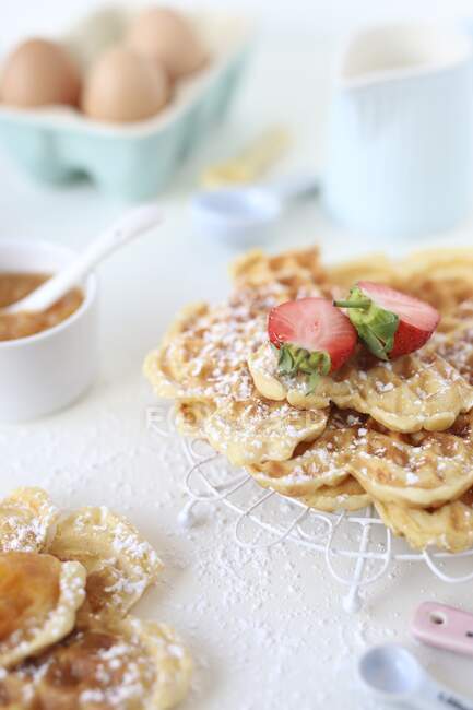 Homemade waffles with apricot jam and strawberries — Stock Photo